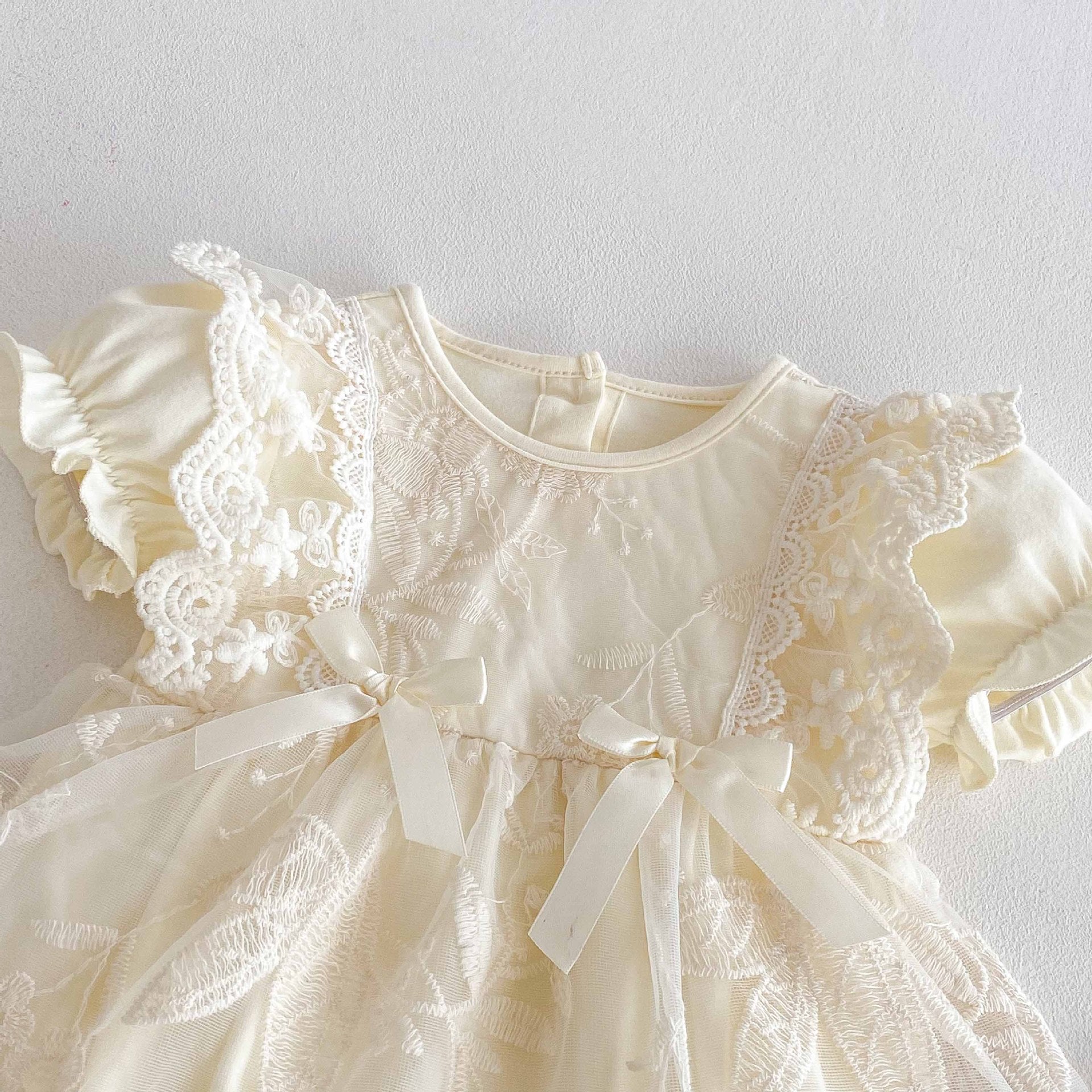 Vestido Ivory Encaje Floral con Lazos – Verano Imagen secundaria del producto