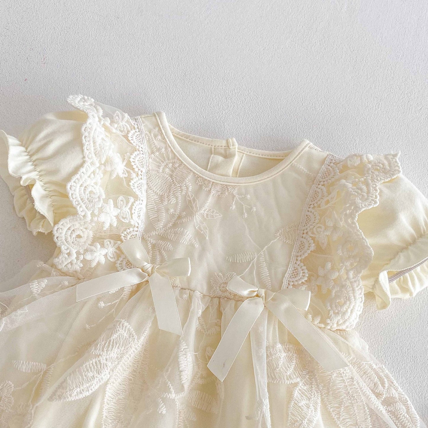 Vestido Ivory Encaje Floral con Lazos – Verano