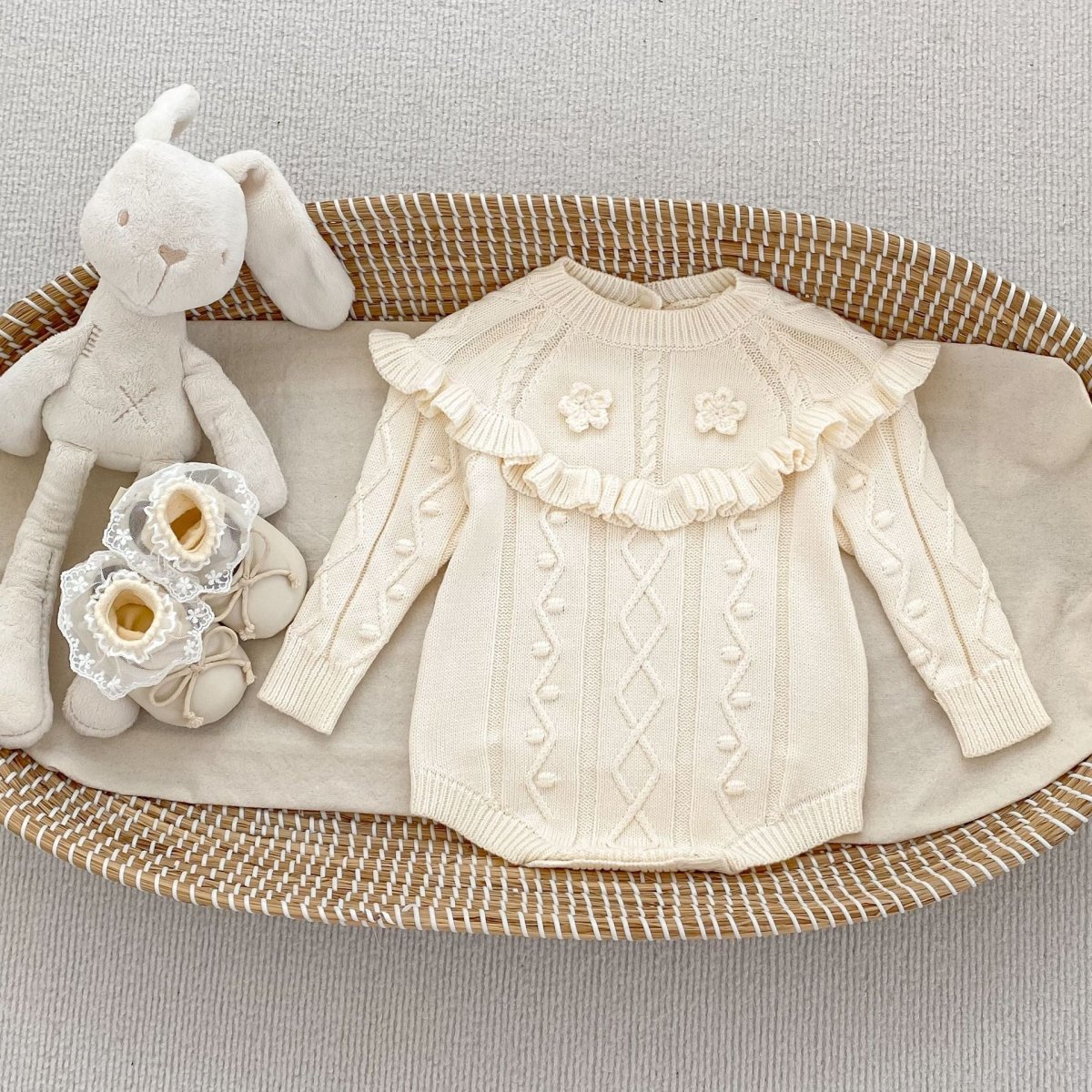Romper Tejido Ivory con Volantes y Relieve Floral | Bodýs para Bebé | Ropa de bebé y niña | El Closet de Emma Imagen principal del producto