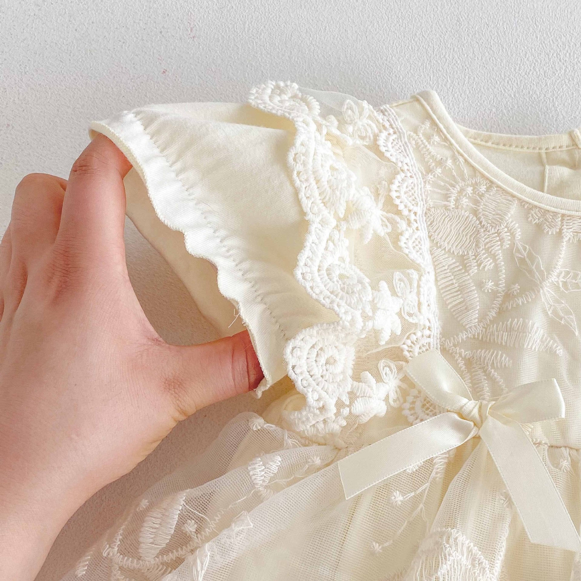 Vestido Ivory Encaje Floral con Lazos – Verano