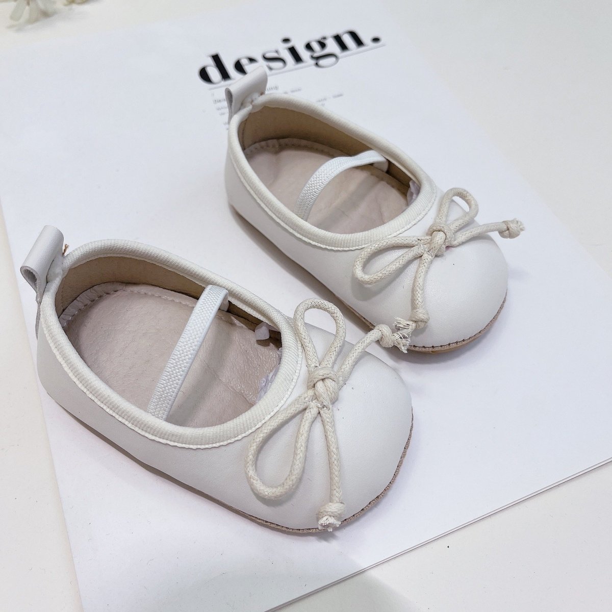 Zapatos Blancos Tipo Bailarina con Lazo Delicado | zapatos bebés | Ropa de bebé y niña | El Closet de Emma Imagen principal del producto