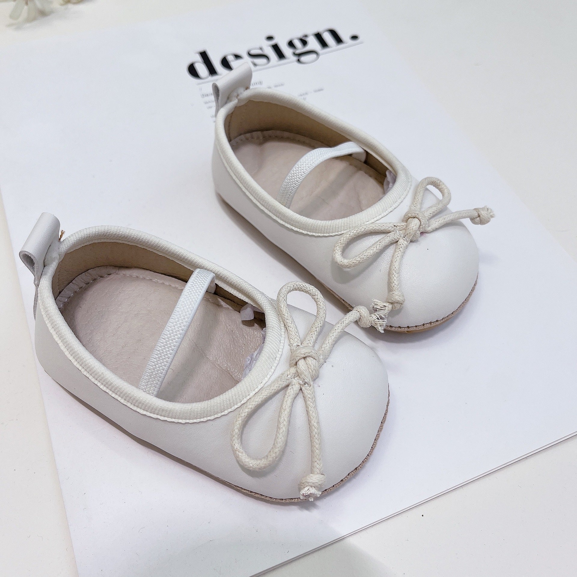 Zapatos Blancos Tipo Bailarina con Lazo Delicado Imagen principal del producto