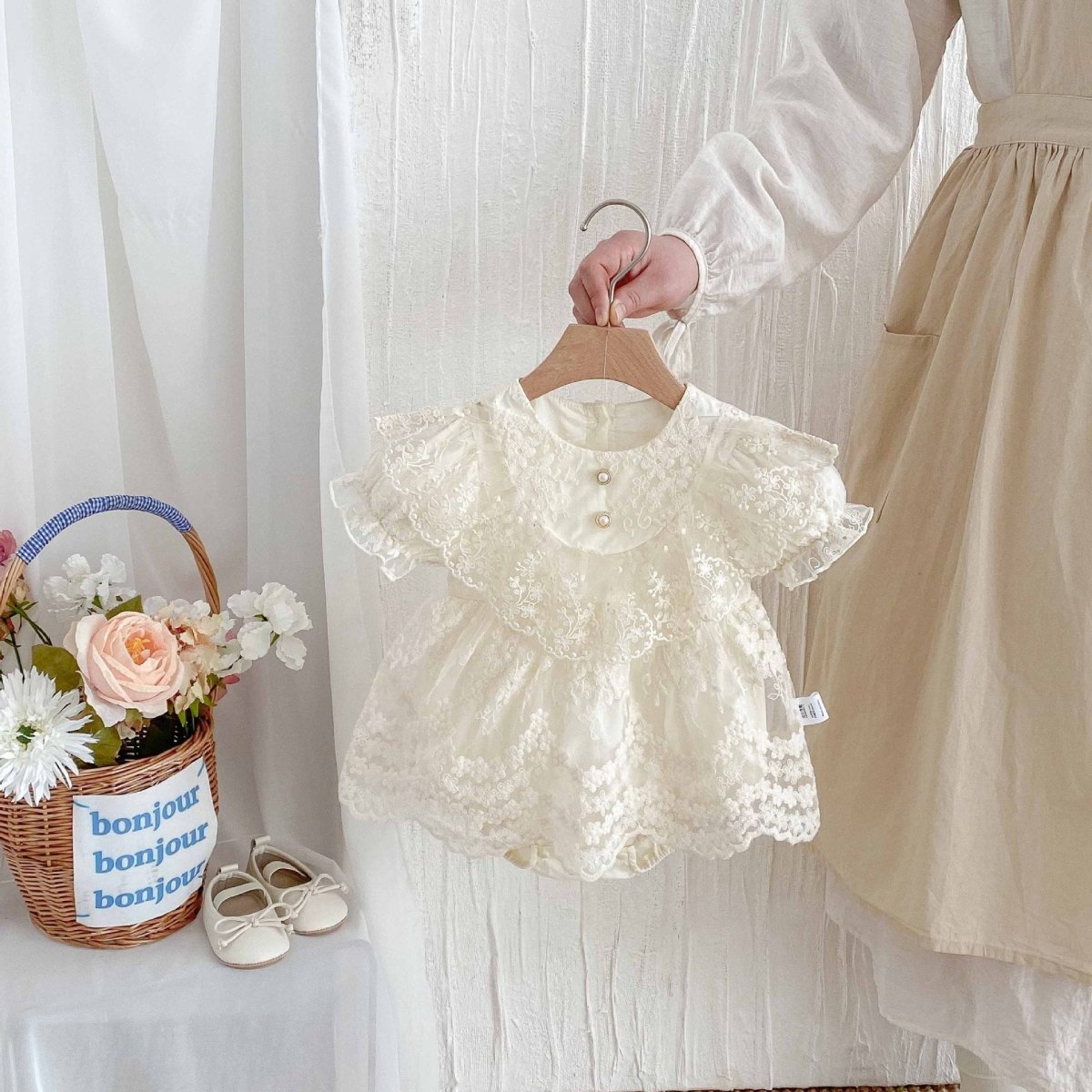 Vestido Ivory Encaje Premium con Perlas | Vestido de Encaje | Ropa de bebé y niña | El Closet de Emma Imagen principal del producto
