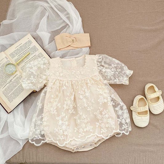 Vestido Beige con Encaje Floral – Estilo Romántico para Bebé