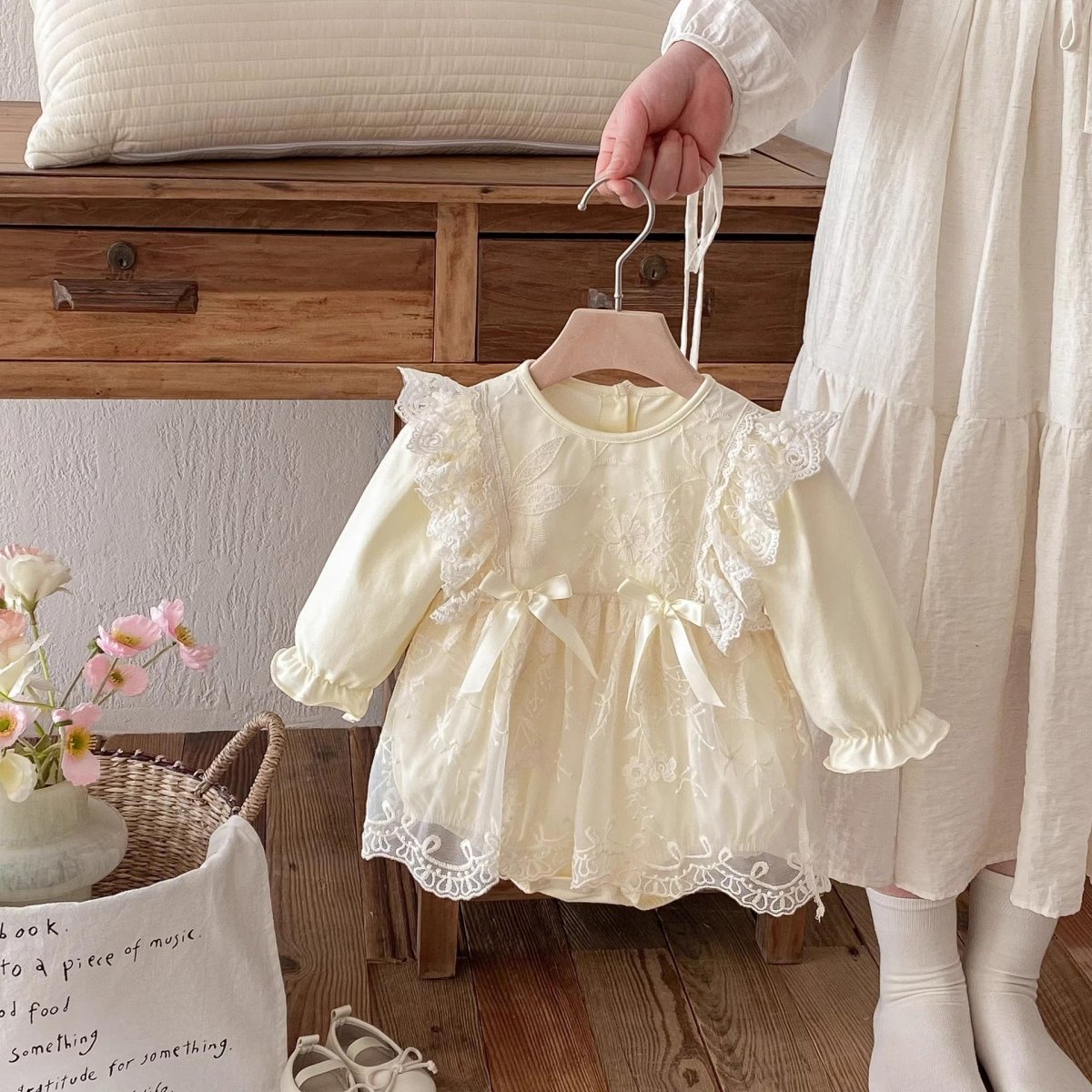 Vestido de Encaje Marfil con Bordado Floral y Lazos | Vestido de Encaje | Ropa de bebé y niña | El Closet de Emma Imagen principal del producto