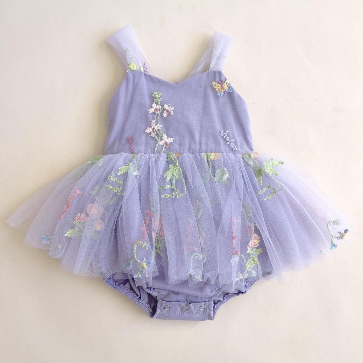 Vestido Lila con Tul Bordado – Modelo Lavender Bloom