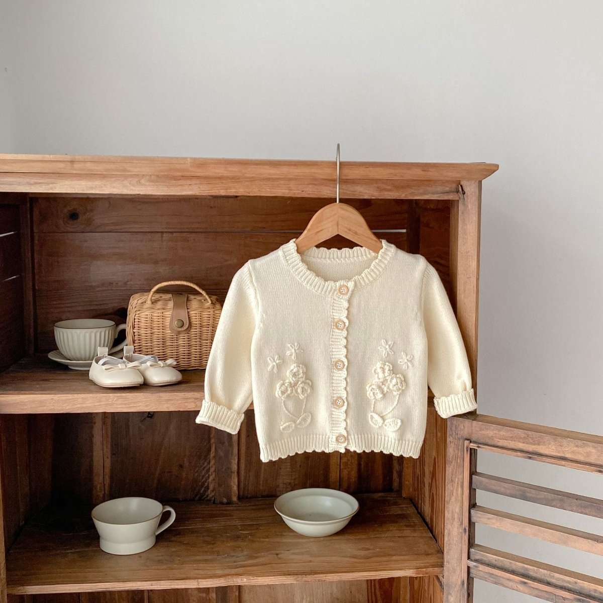Cárdigan Crema con Flores en Relieve | Suéters | Ropa de bebé y niña | El Closet de Emma Imagen principal del producto