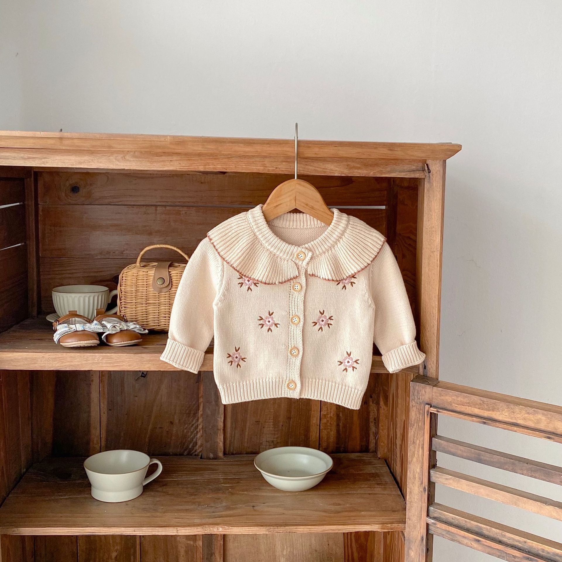 Cárdigan Beige con Cuello de Volantes y Bordado Floral 🌼