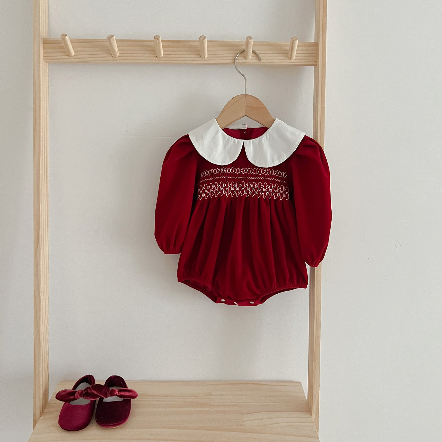 Romper Rojo con Cuello Blanco y Bordado para Bebé Niña