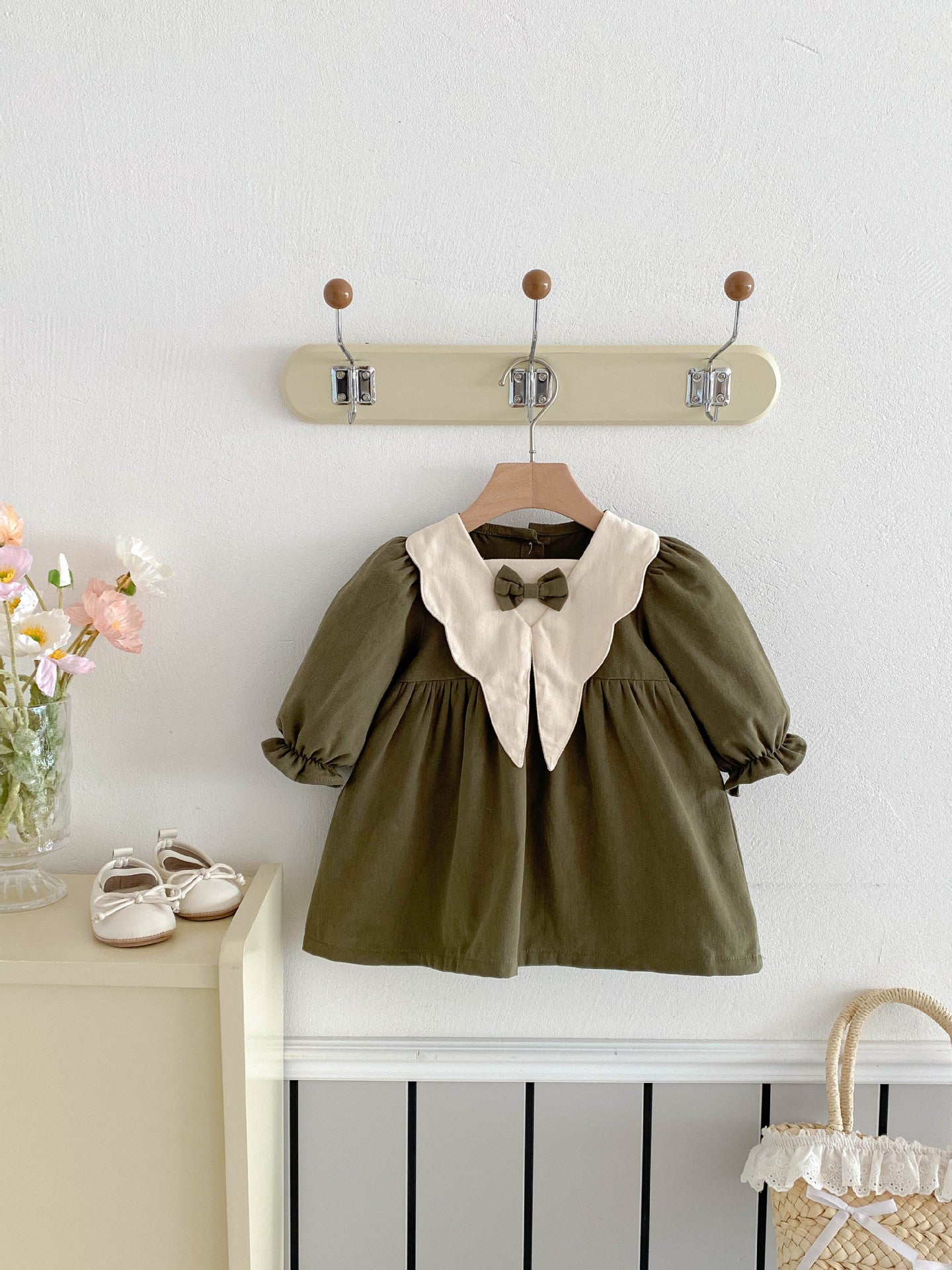 Vestido Verde Oliva con Cuello en Pico y Lazo – Colección Encanto Natural 🌿