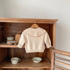 Cárdigan Beige con Cuello de Volantes y Bordado Floral 🌼