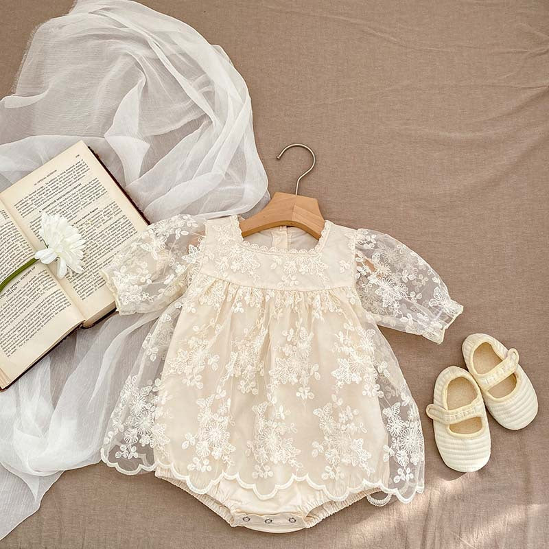 Vestido Beige con Encaje Floral – Estilo Romántico para Bebé