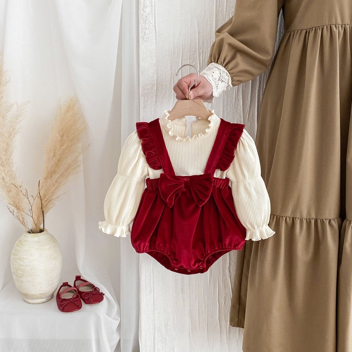 Romper Conjunto Velvet Rojo – Tirantes y Lazo | Vestido de Encaje | Ropa de bebé y niña | El Closet de Emma Imagen principal del producto