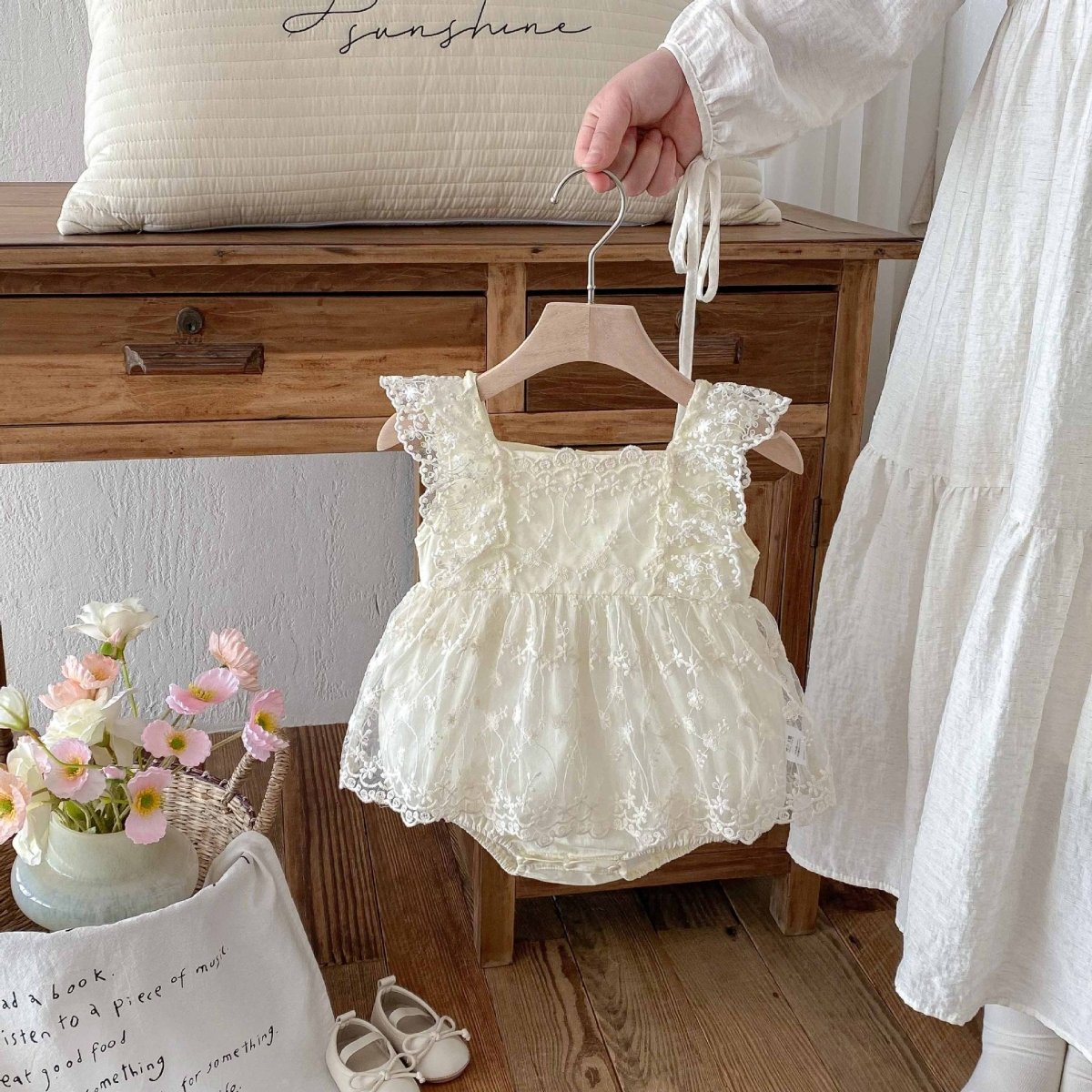 Romper Vestido Ivory Encaje Floral – Volantes | Vestido de Encaje | Ropa de bebé y niña | El Closet de Emma Imagen principal del producto