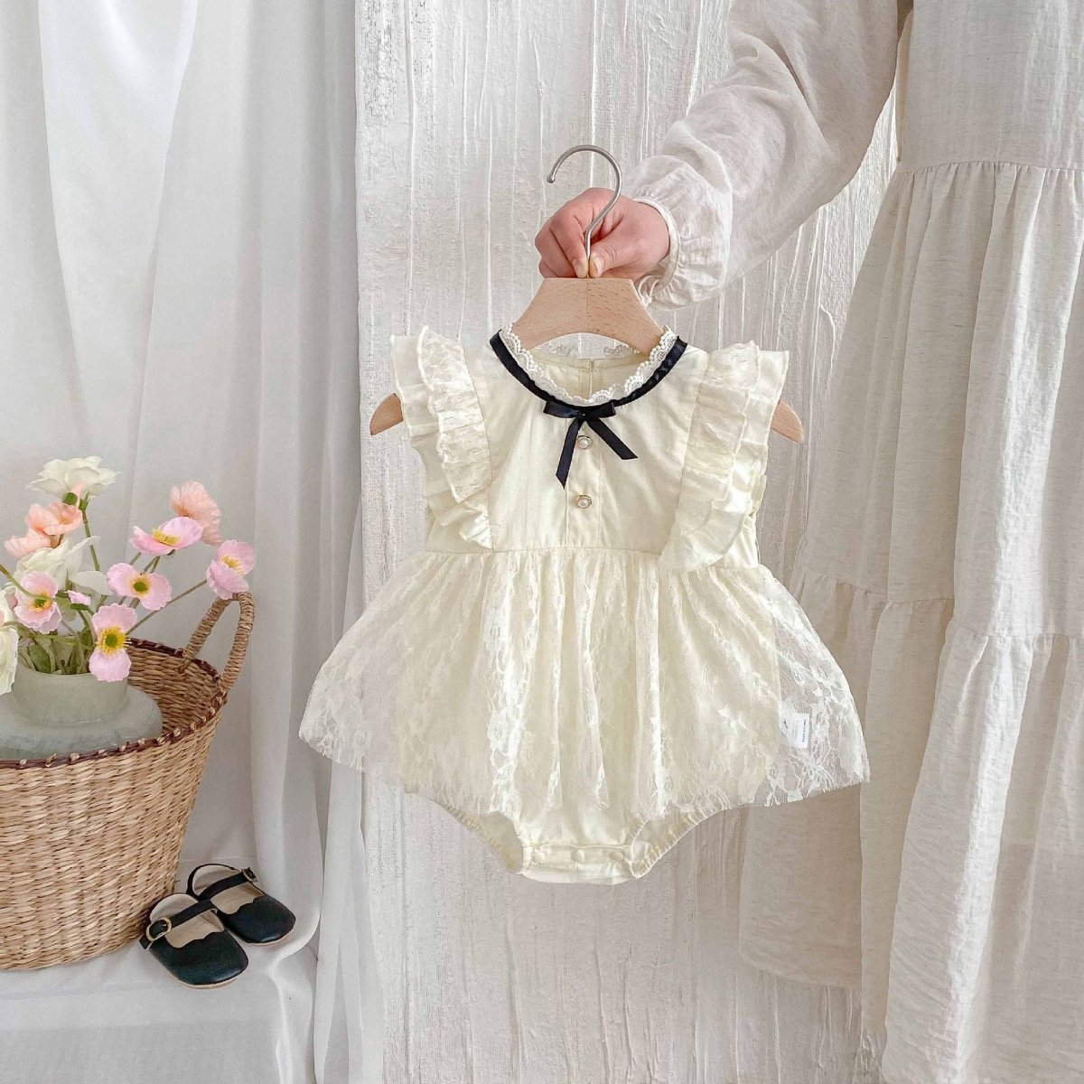 Romper Vestido Ivory Encaje Floral – Lazo Negro | Vestido de Encaje | Ropa de bebé y niña | El Closet de Emma Imagen principal del producto