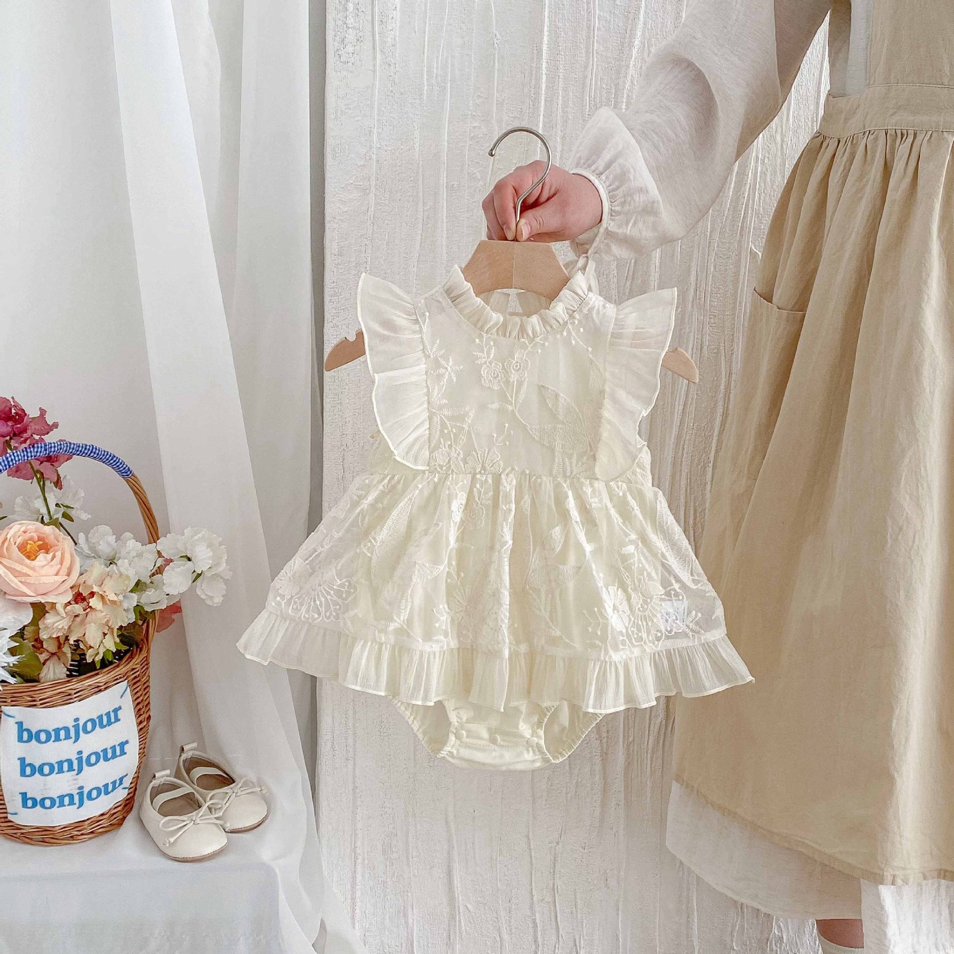 Romper Vestido Ivory Bordado Floral – Encanto Delicado Imagen secundaria del producto