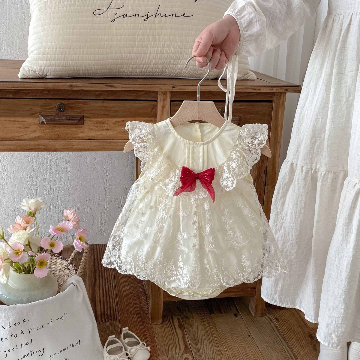 Romper Vestido Ivory Encaje Floral – Lazo Rojo | Vestido de Encaje | Ropa de bebé y niña | El Closet de Emma Imagen principal del producto