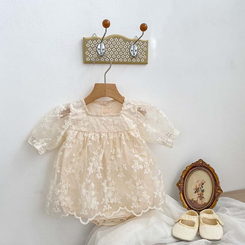 Vestido Beige con Encaje Floral – Estilo Romántico para Bebé