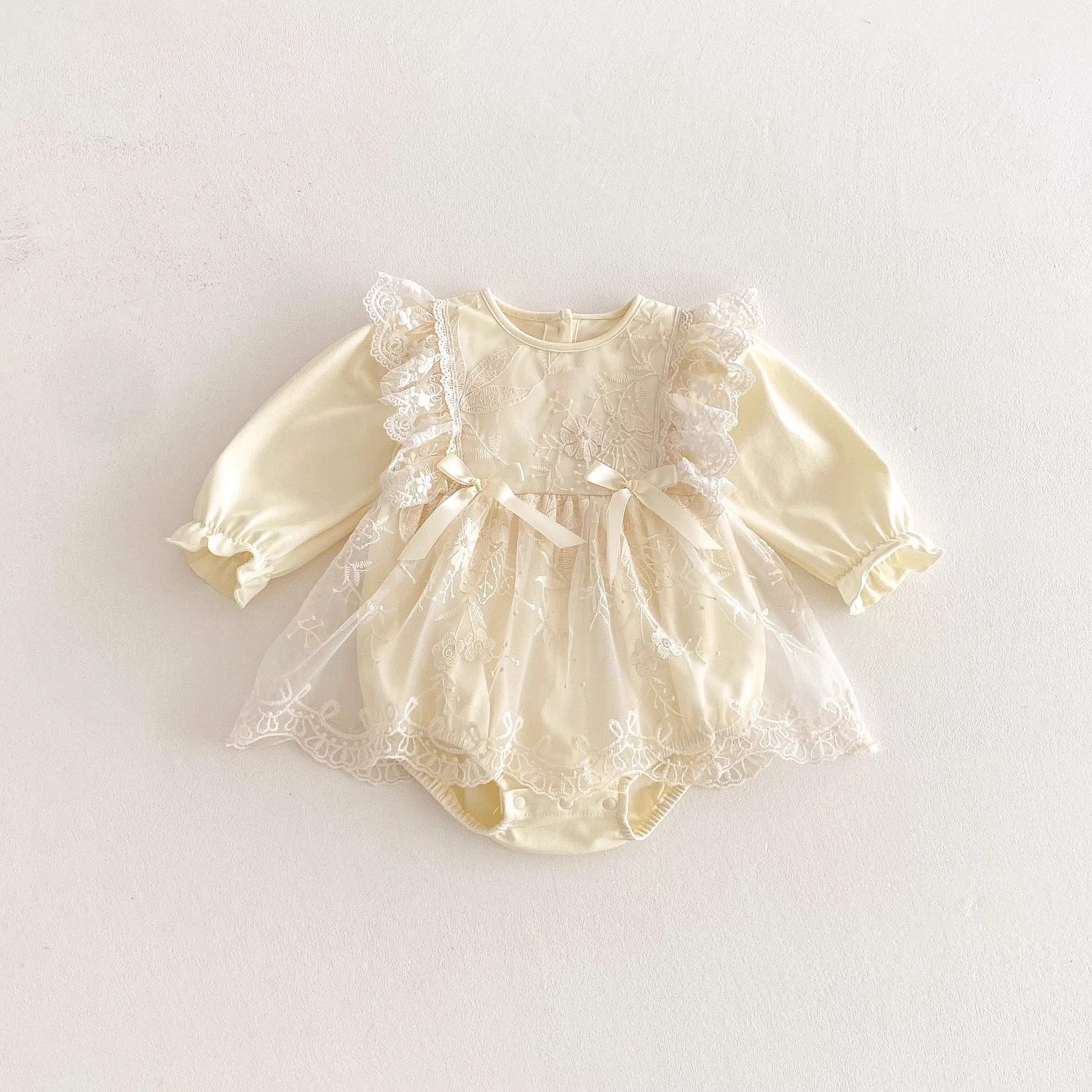 Vestido de Encaje Marfil con Bordado Floral y Lazos