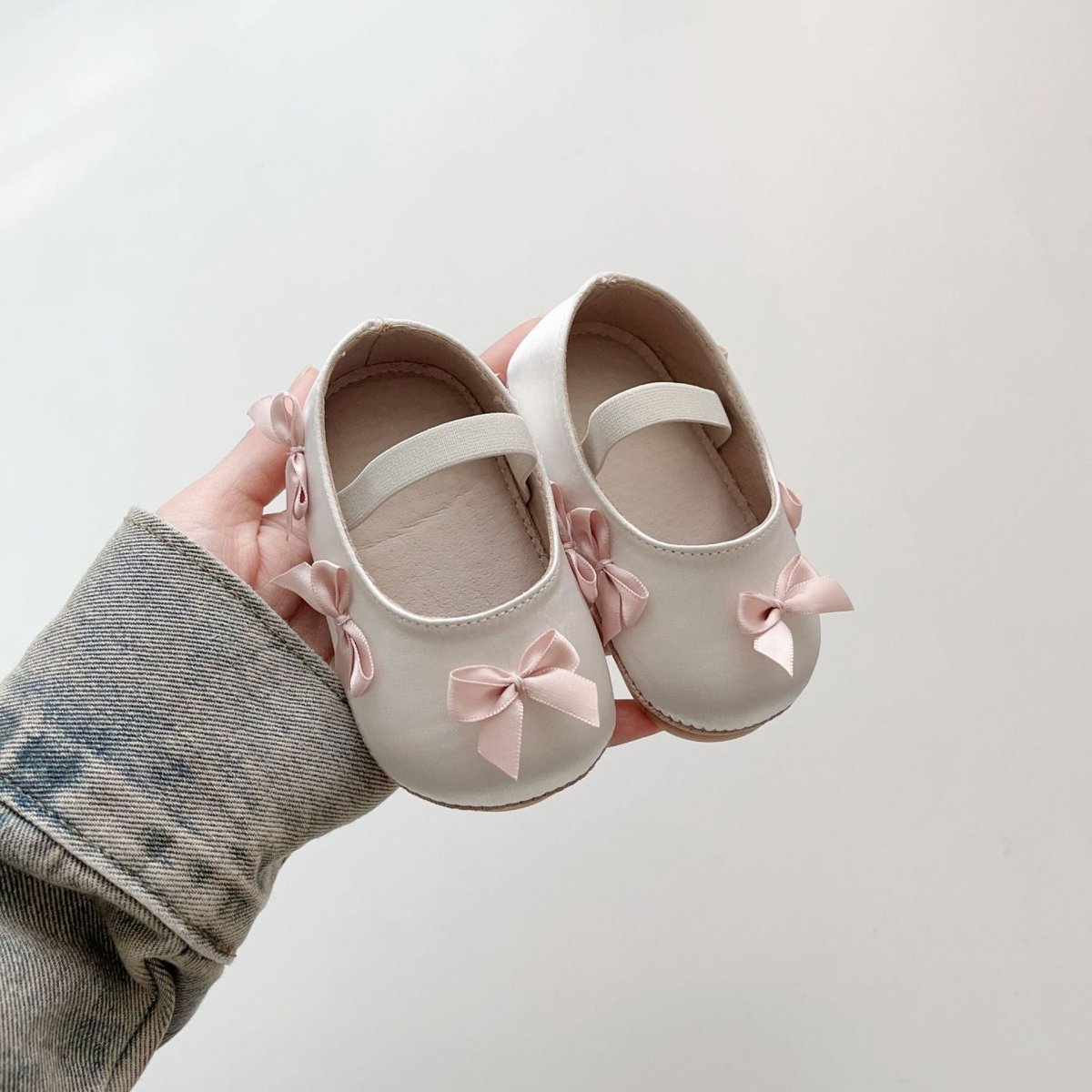 Zapatos Blancos con Lazos Rosa Pastel y Tira Segura | zapatos bebés | Ropa de bebé y niña | El Closet de Emma Imagen principal del producto