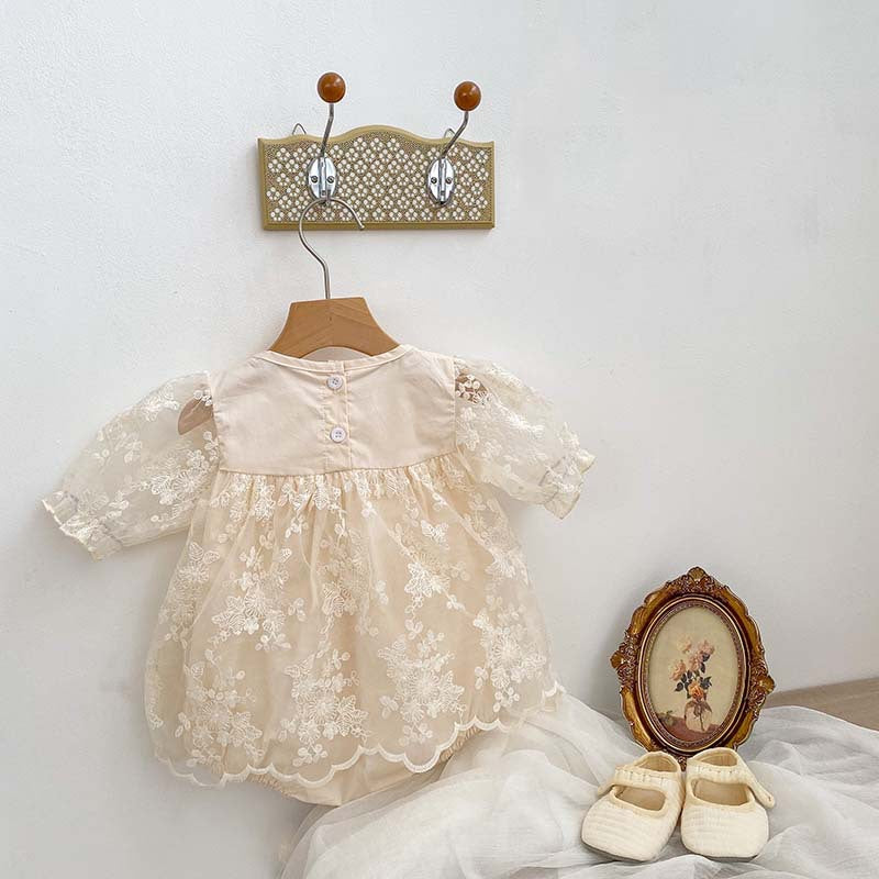 Vestido Beige con Encaje Floral – Estilo Romántico para Bebé