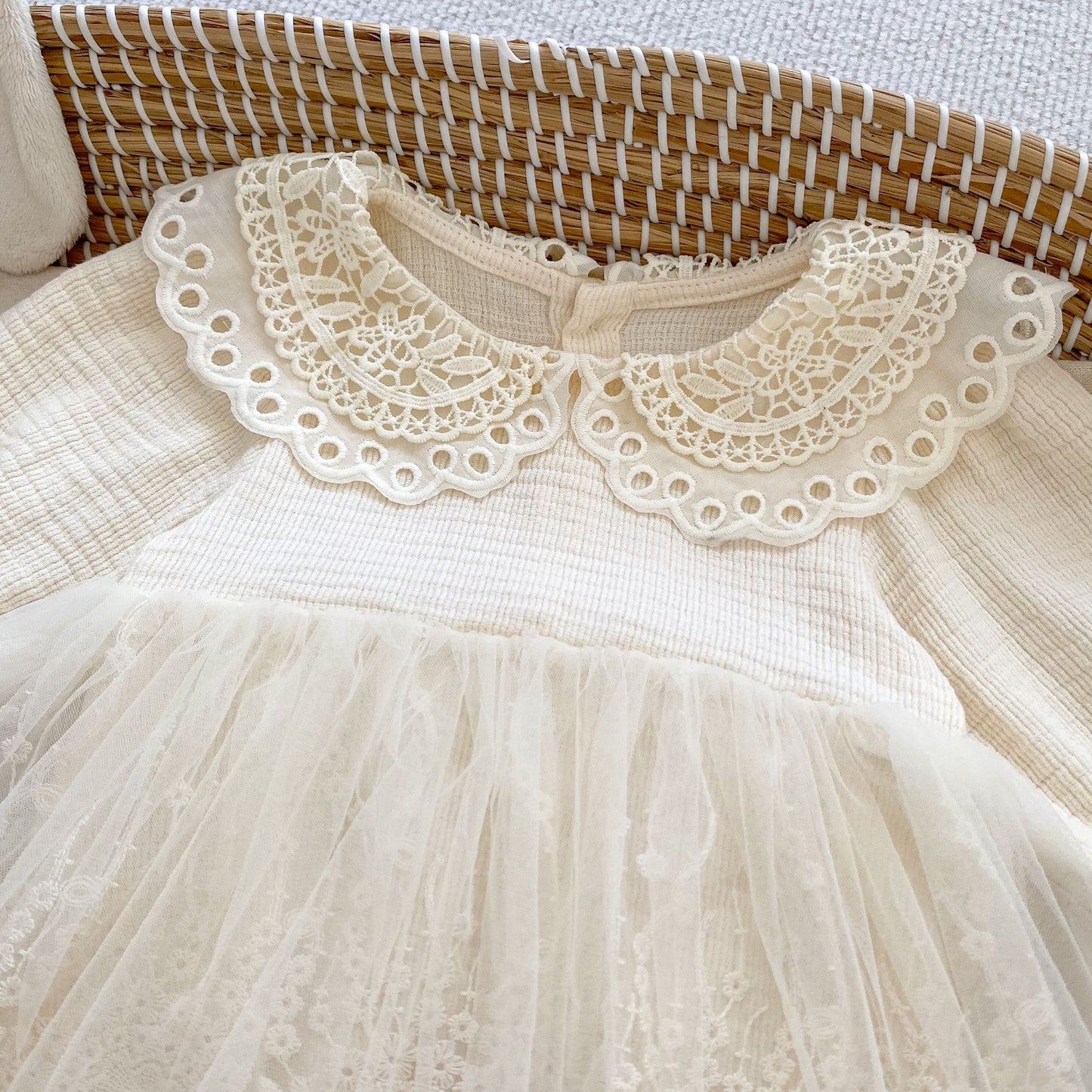 Vestido de Encaje Marfil con Cuello Vintage Bordado