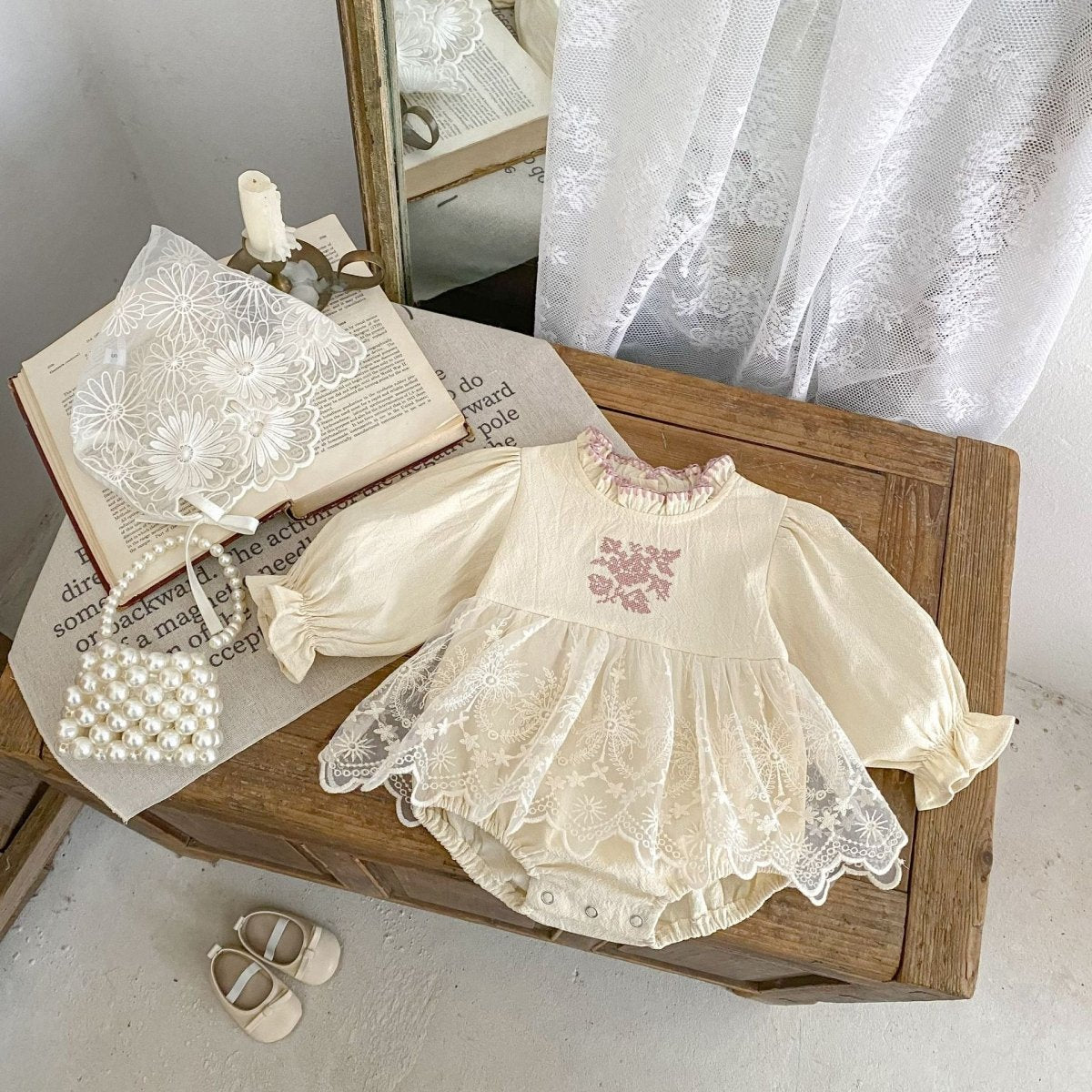Enterizo Vintage con Encaje Floral y Cuello Rizado | Vestido de Encaje | Ropa de bebé y niña | El Closet de Emma Imagen principal del producto