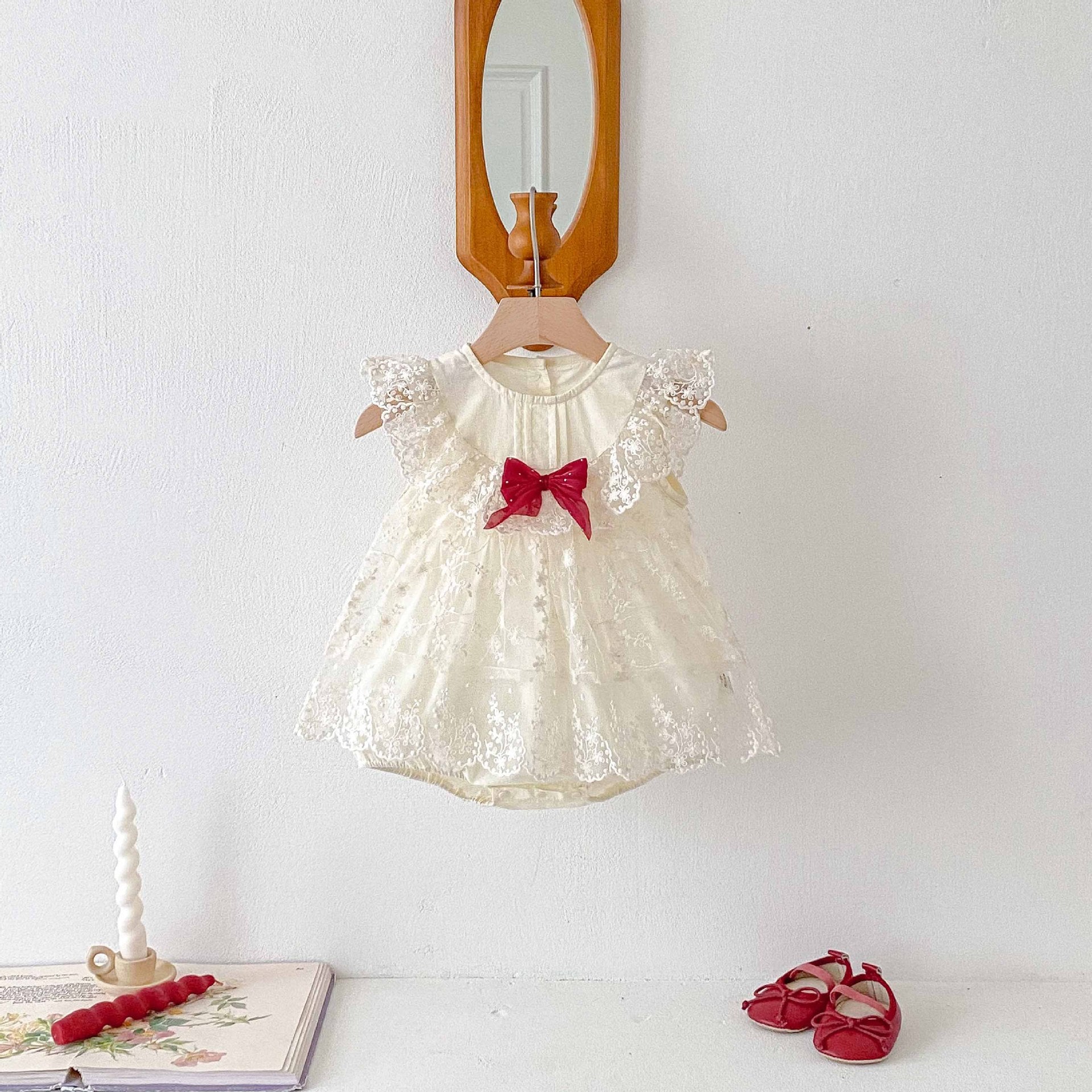 Romper Vestido Ivory Encaje Floral – Lazo Rojo Imagen secundaria del producto