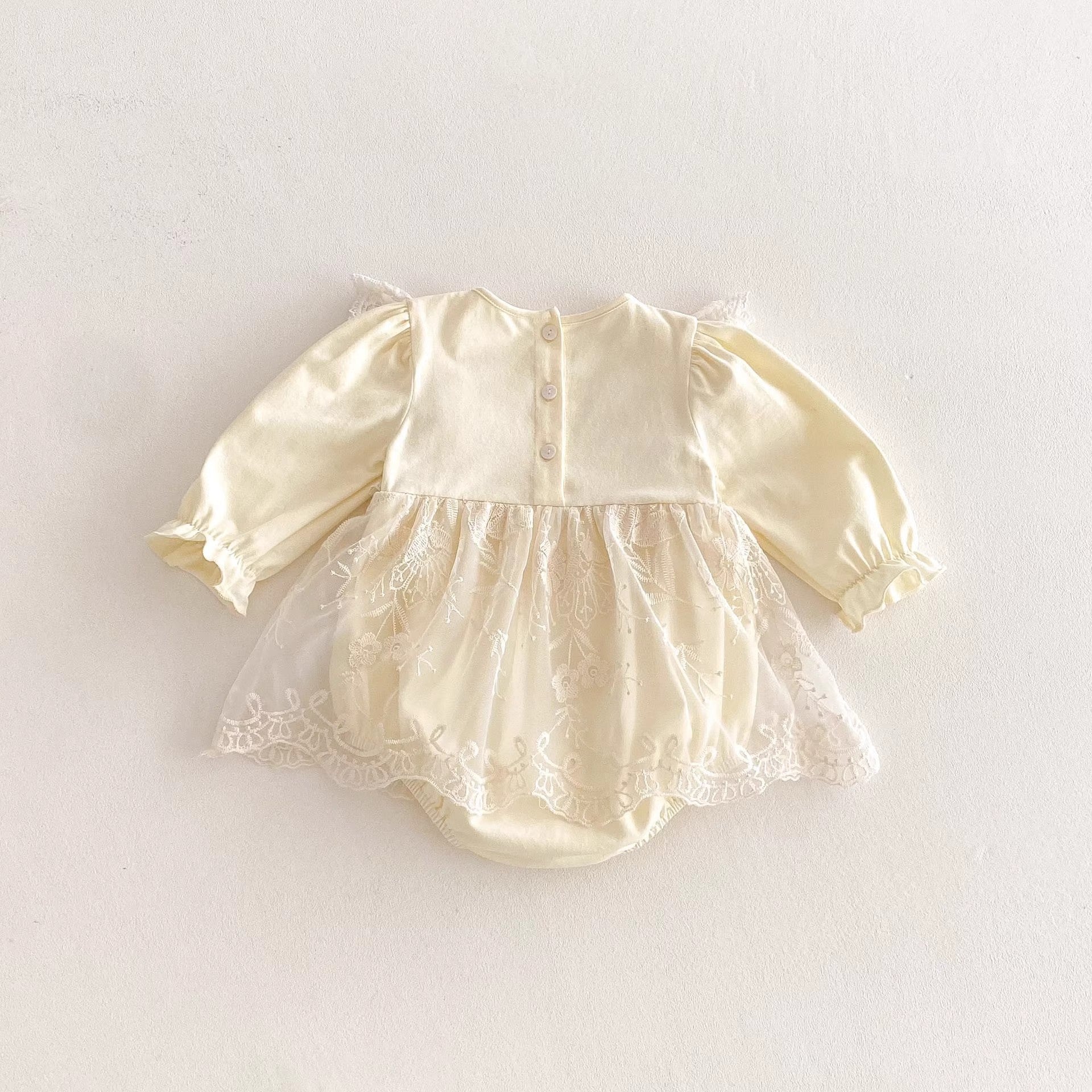 Vestido de Encaje Marfil con Bordado Floral y Lazos