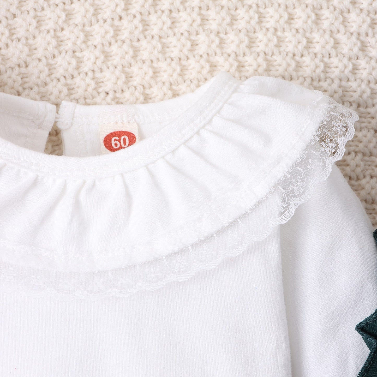 Conjunto con Blusa Blanca y Boina Verde para Bebé Niña