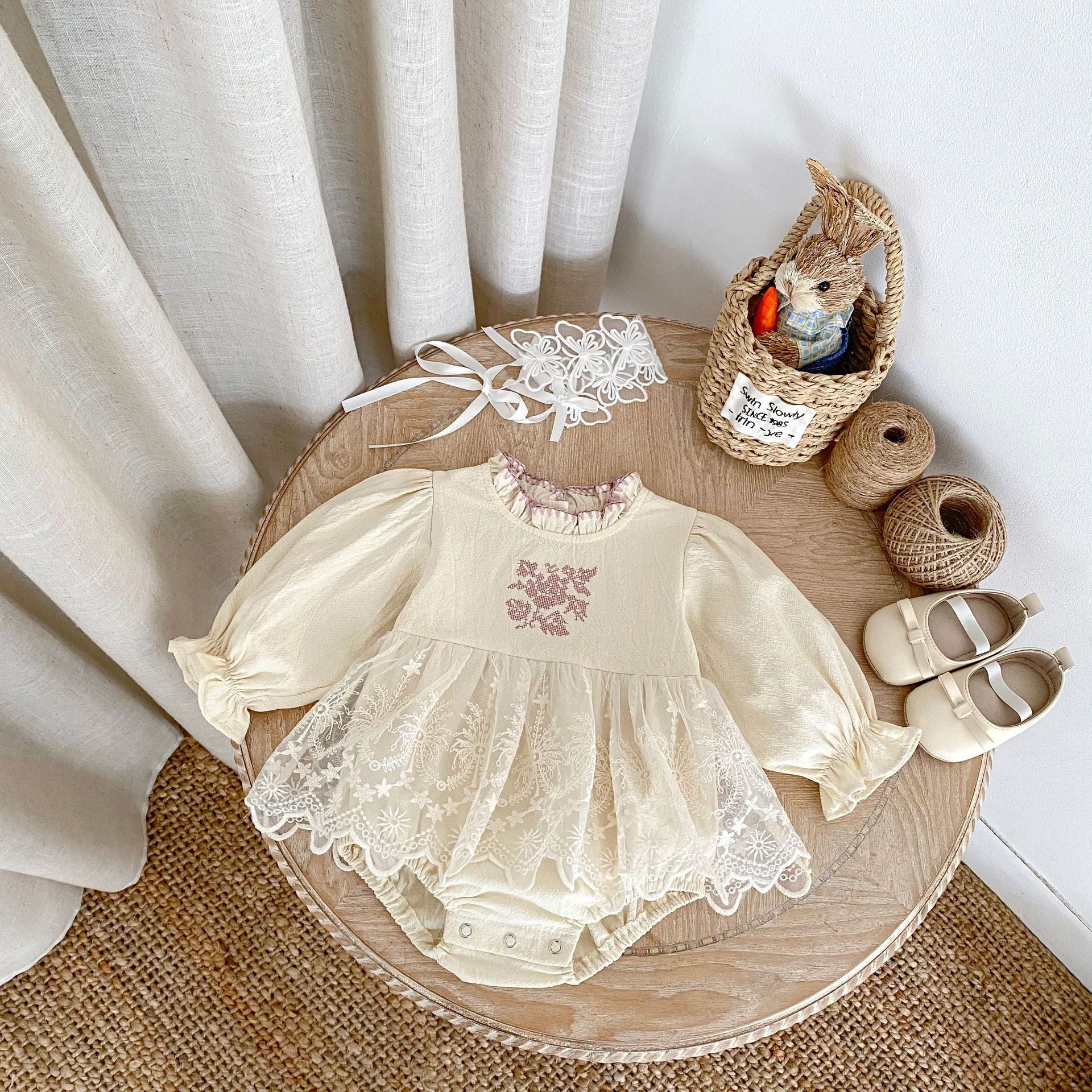 Enterizo Vintage con Encaje Floral y Cuello Rizado Imagen secundaria del producto