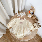 Enterizo Vintage con Encaje Floral y Cuello Rizado