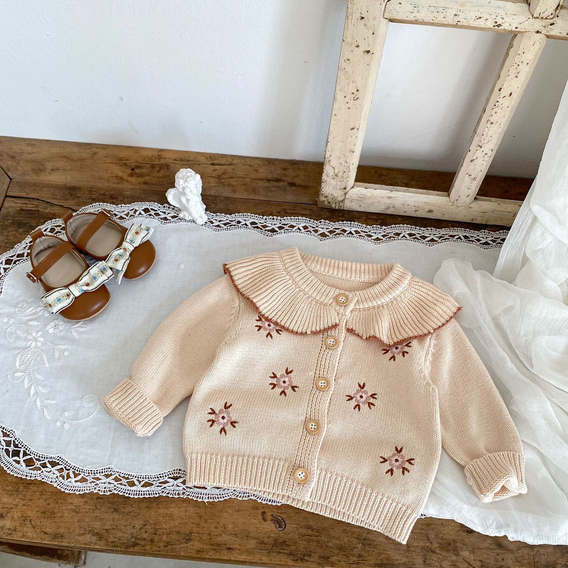 Cárdigan Beige con Cuello de Volantes y Bordado Floral 🌼