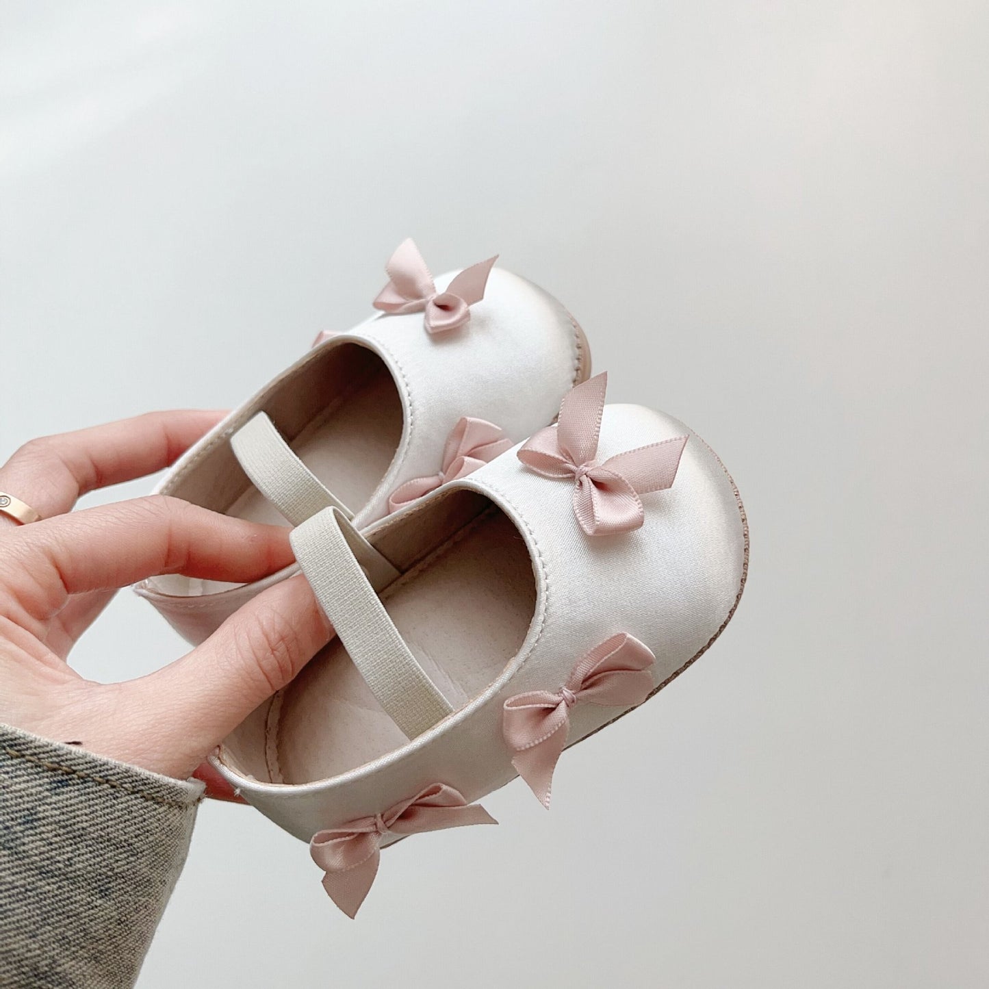 Zapatos Blancos con Lazos Rosa Pastel y Tira Segura