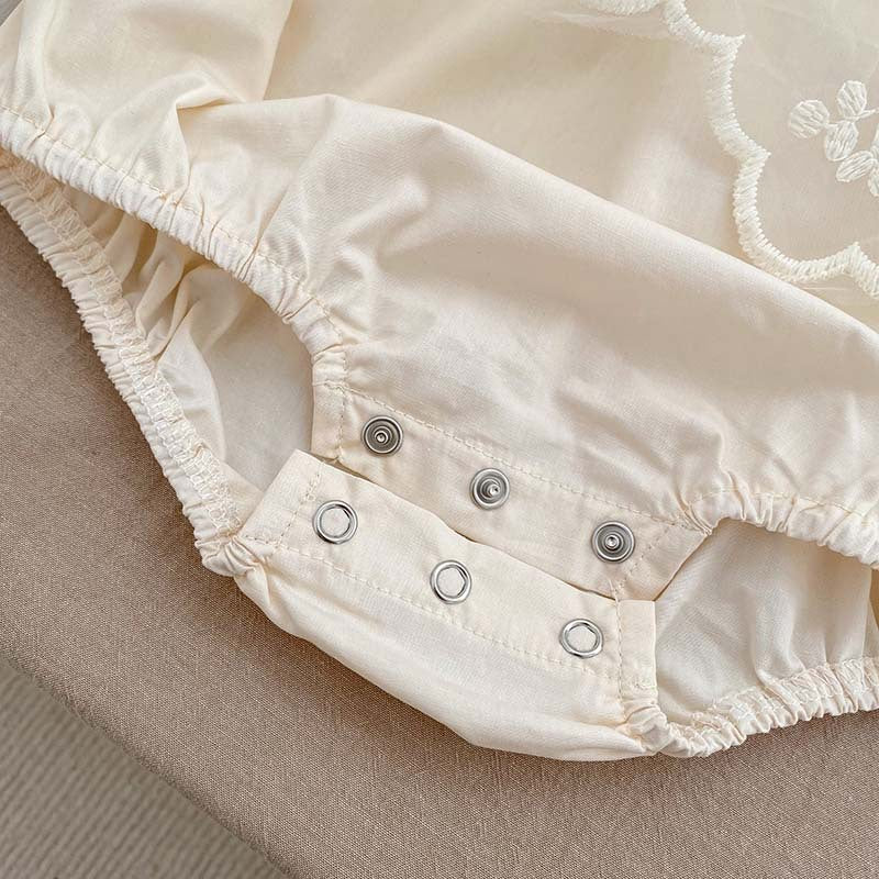 Vestido Beige con Encaje Floral – Estilo Romántico para Bebé