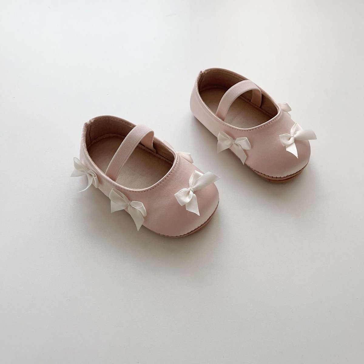 Zapatos Rosados con Lazos Laterales y Tira Elástica | zapatos bebés | Ropa de bebé y niña | El Closet de Emma Imagen principal del producto