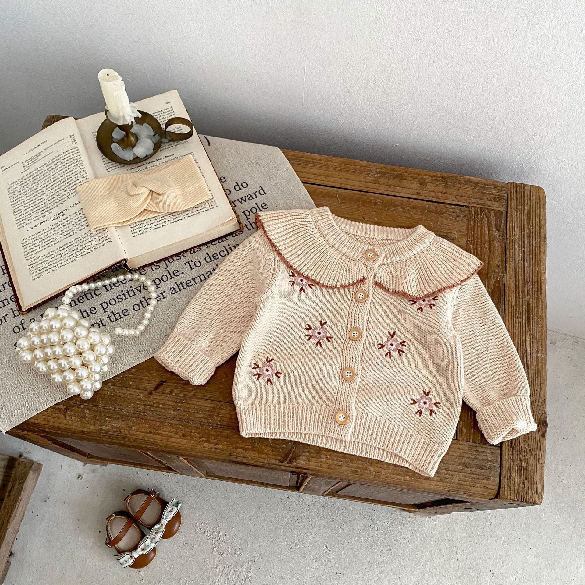 Cárdigan Beige con Cuello de Volantes y Bordado Floral 🌼