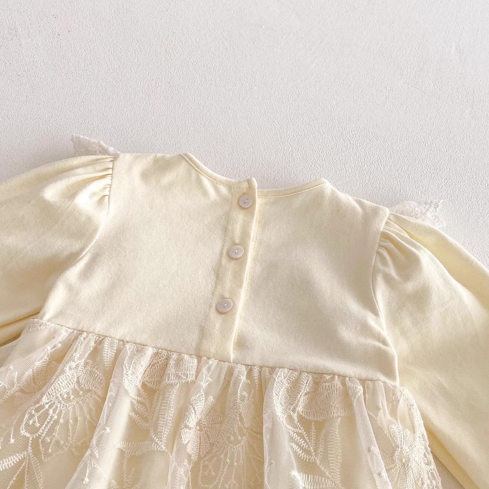 Vestido de Encaje Marfil con Bordado Floral y Lazos