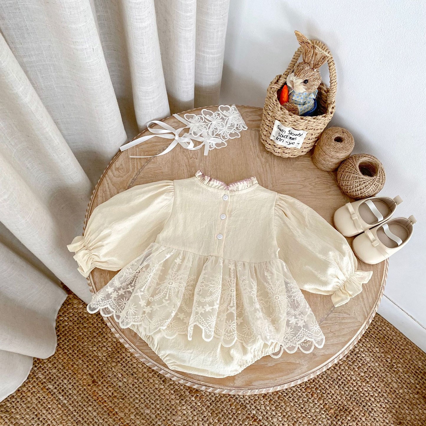 Enterizo Vintage con Encaje Floral y Cuello Rizado