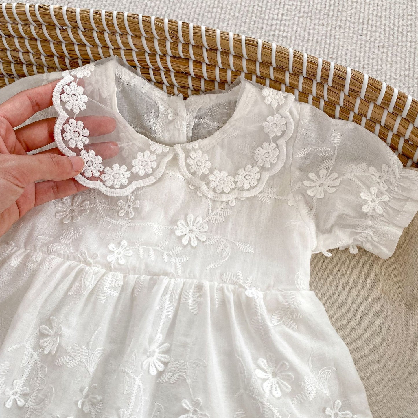 Vestido Ivory Encaje Floral – Con Gorro