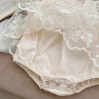 Vestido Beige con Encaje Floral – Estilo Romántico para Bebé