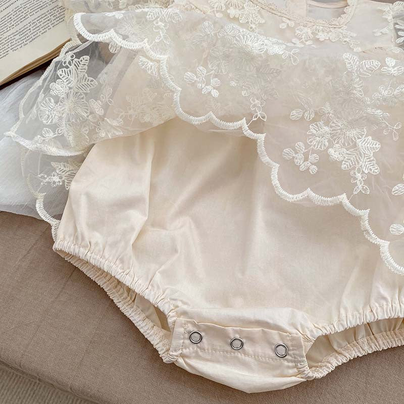 Vestido Beige con Encaje Floral – Estilo Romántico para Bebé