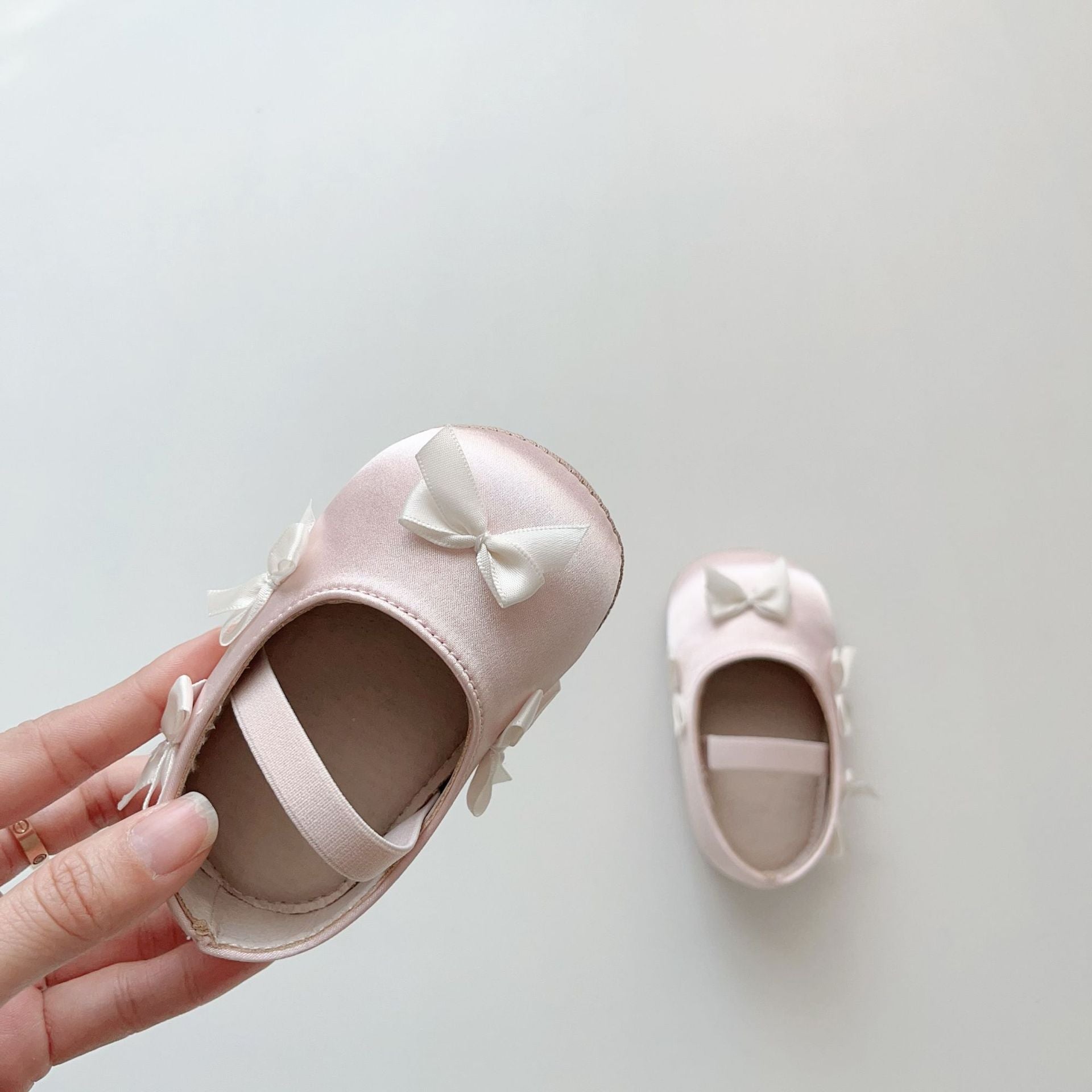 Zapatos Rosados con Lazos Laterales y Tira Elástica Imagen secundaria del producto