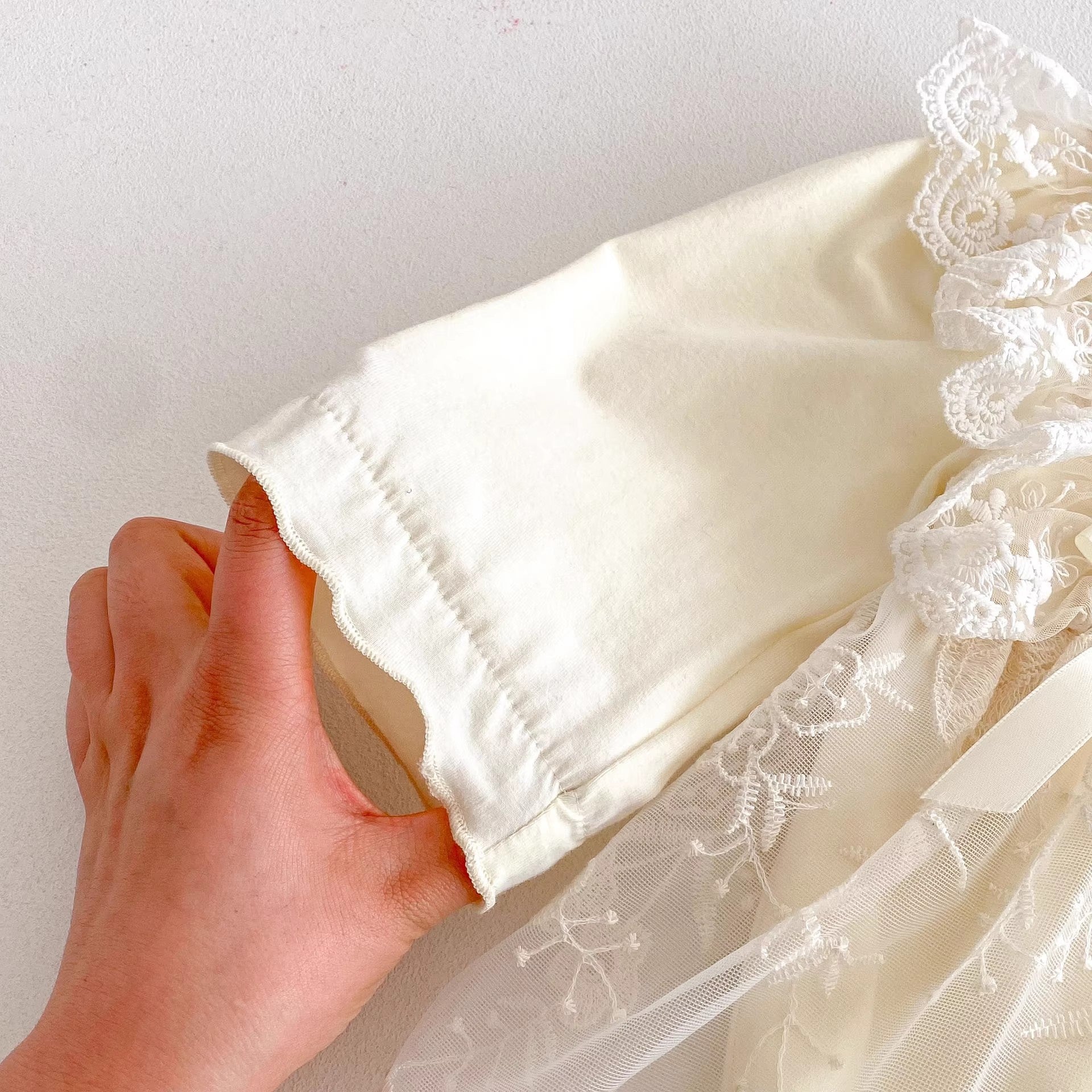 Vestido de Encaje Marfil con Bordado Floral y Lazos