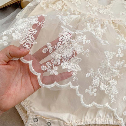 Vestido Beige con Encaje Floral – Estilo Romántico para Bebé