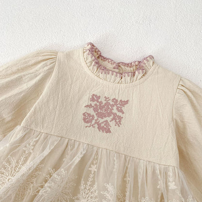 Enterizo Vintage con Encaje Floral y Cuello Rizado