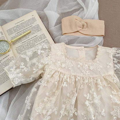 Vestido Beige con Encaje Floral – Estilo Romántico para Bebé