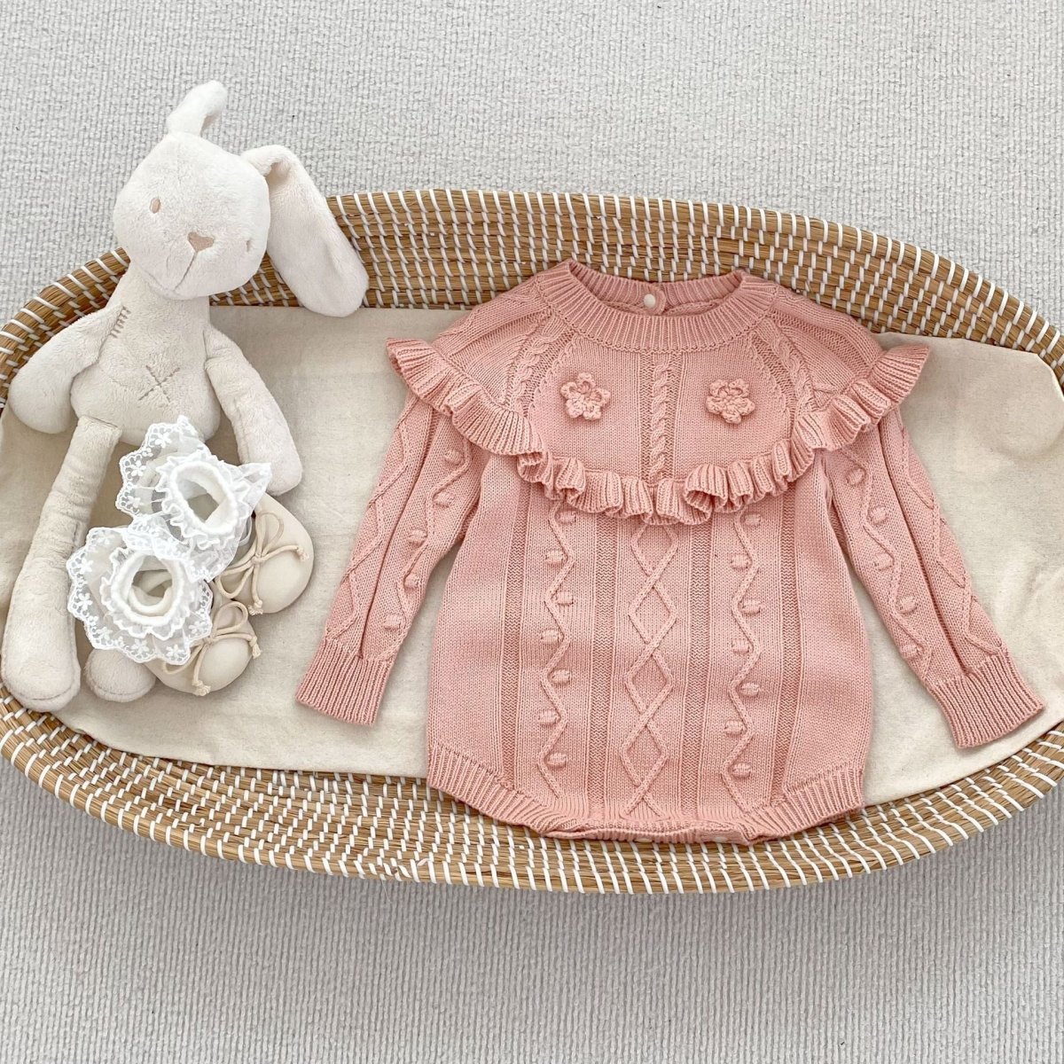 Romper Tejido Rosa Empolvado con Volantes y Relieve Floral | Bodýs para Bebé | Ropa de bebé y niña | El Closet de Emma Imagen principal del producto