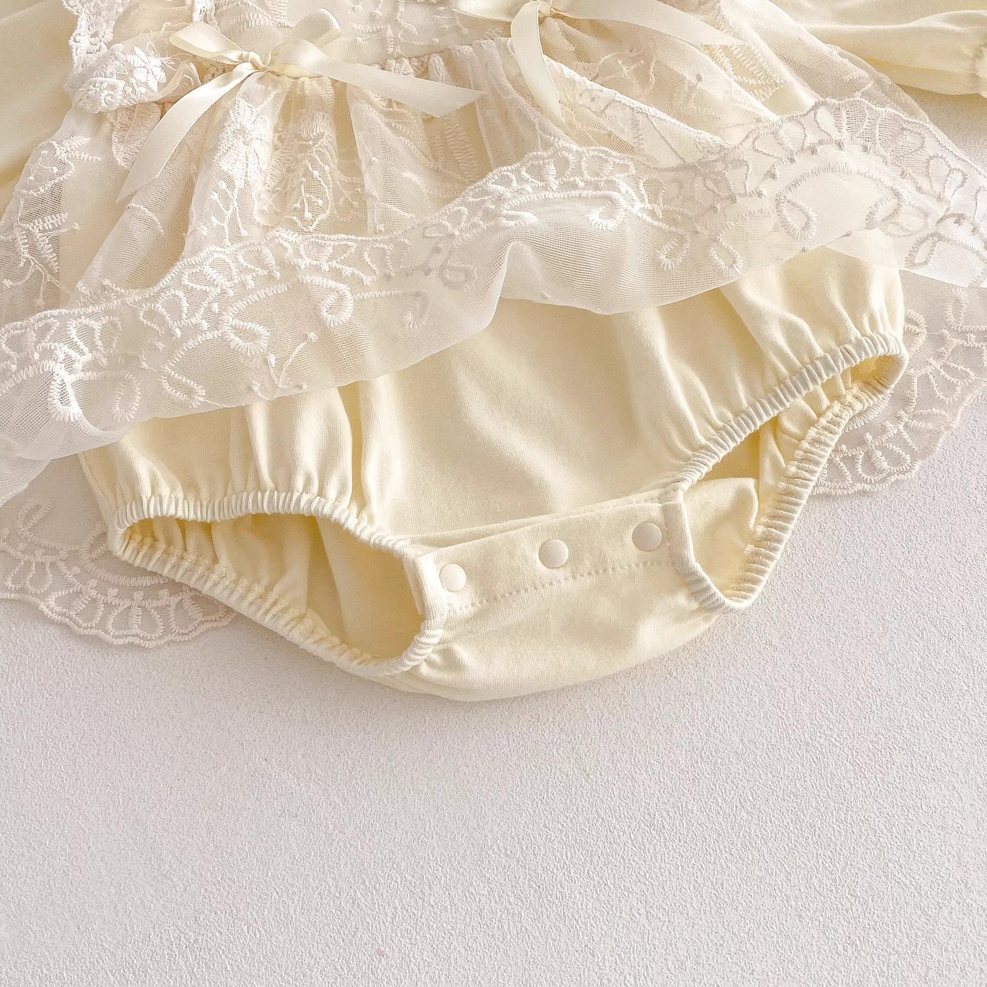 Vestido de Encaje Marfil con Bordado Floral y Lazos