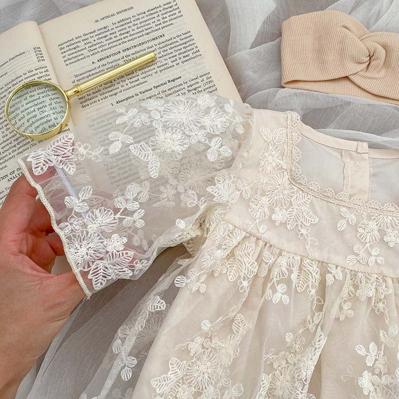 Vestido Beige con Encaje Floral – Estilo Romántico para Bebé
